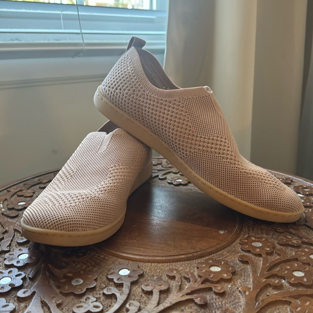 Born slip on mauve shoes size 10. Excellent condition and very comfortable.